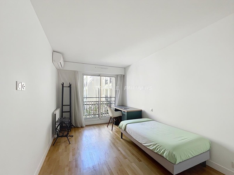 furnished  3 bedrooms Apartment PARIS 16 - 139 m²;