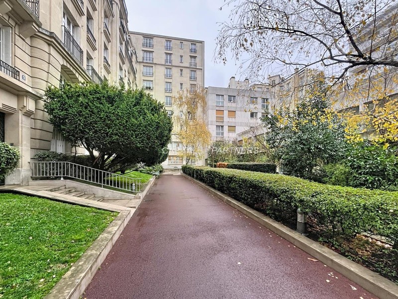 furnished  1 bedroom Apartment PARIS 15 - 67 m²;