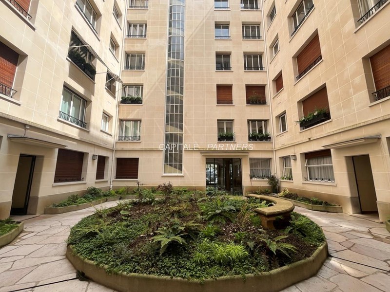  3 bedrooms Apartment PARIS 16 - 131 m²;