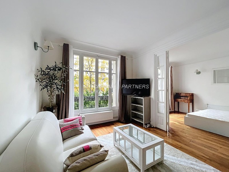 furnished  1 bedroom Apartment PARIS 15 - 67 m²;