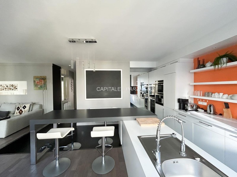 furnished  2 bedrooms Apartment PARIS 8 - 93 m²;