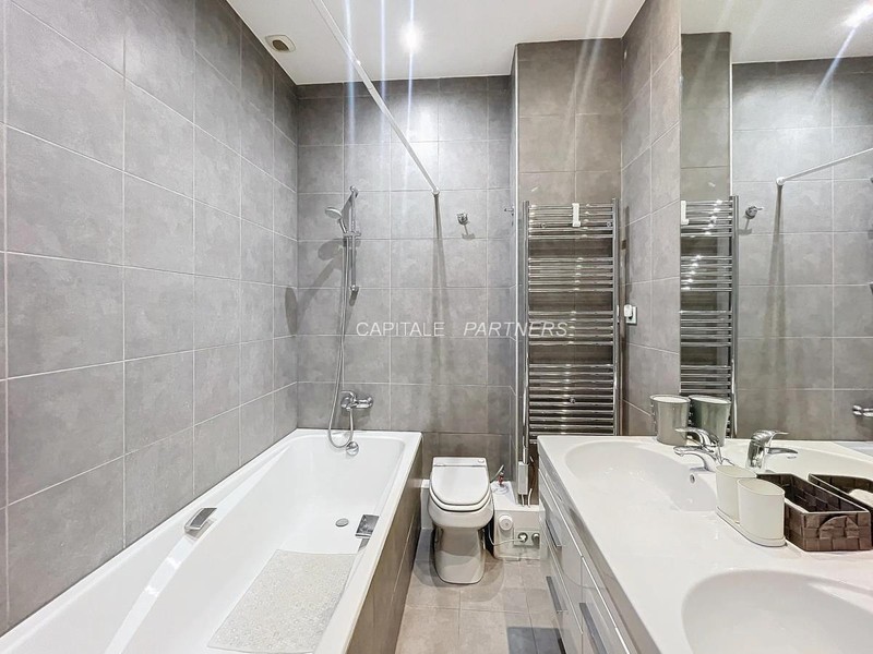 furnished  2 bedrooms Apartment PARIS 8 - 93 m²;