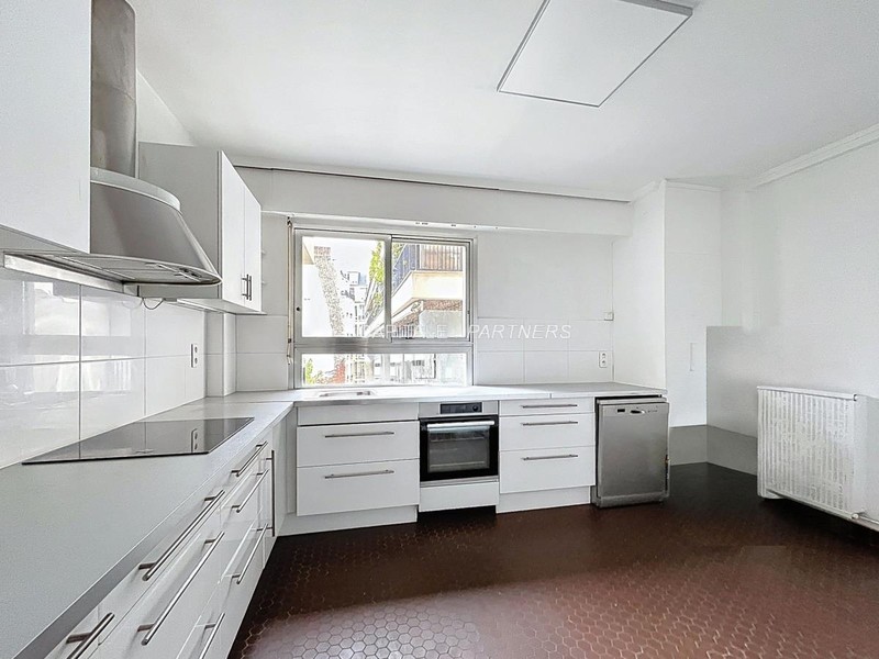  2 bedrooms Apartment PARIS 16 - 114 m²;