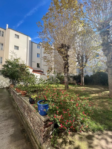 furnished  1 bedroom Apartment BOULOGNE - 39 m²;