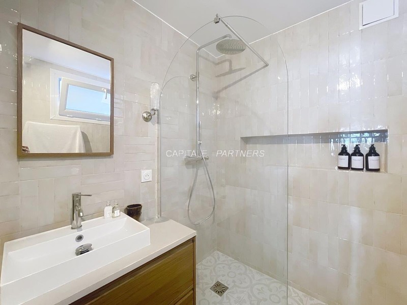 furnished  2 bedrooms Apartment PARIS 2 - 69 m²;