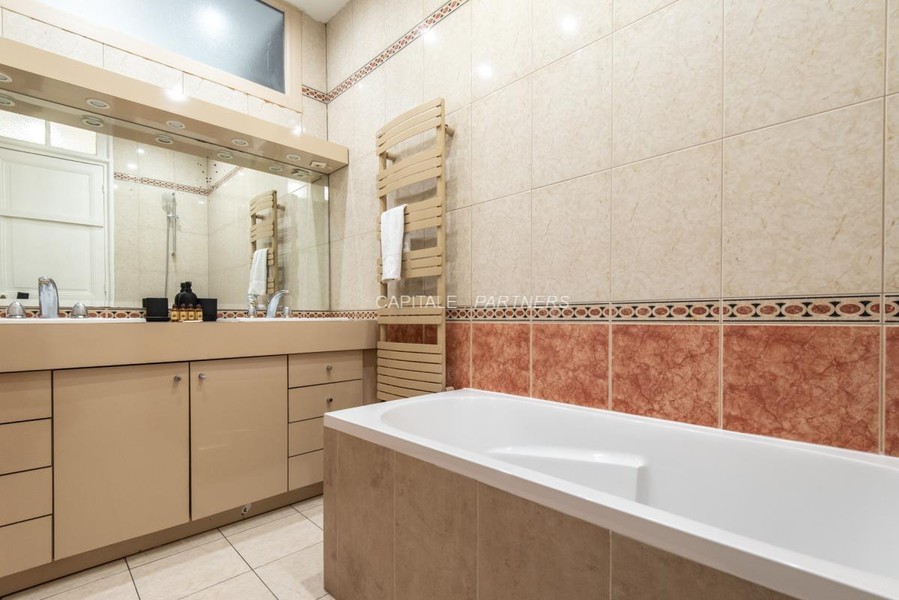 furnished  4 bedrooms Apartment PARIS 17 - 258 m²;