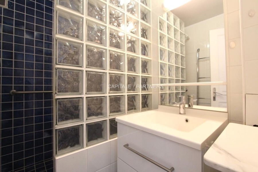 furnished  2 bedrooms Apartment PARIS 16 - 69 m²;