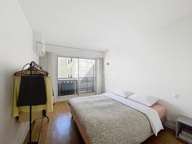 furnished  3 bedrooms Apartment PARIS 16 - 139 m²;