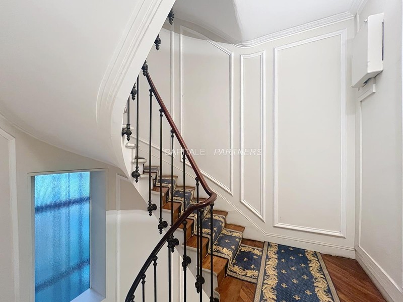 furnished  2 bedrooms Apartment PARIS 8 - 92 m²;