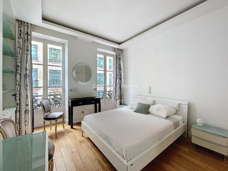 furnished  2 bedrooms Apartment PARIS 8 - 93 m²;