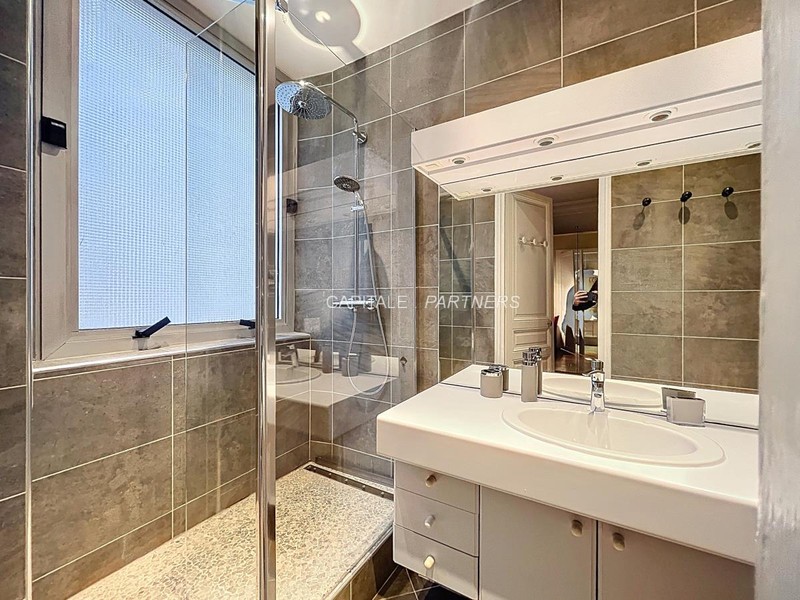 furnished  2 bedrooms Apartment PARIS 8 - 92 m²;