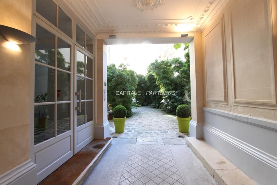 furnished  2 bedrooms Apartment PARIS 8 - 93 m²;
