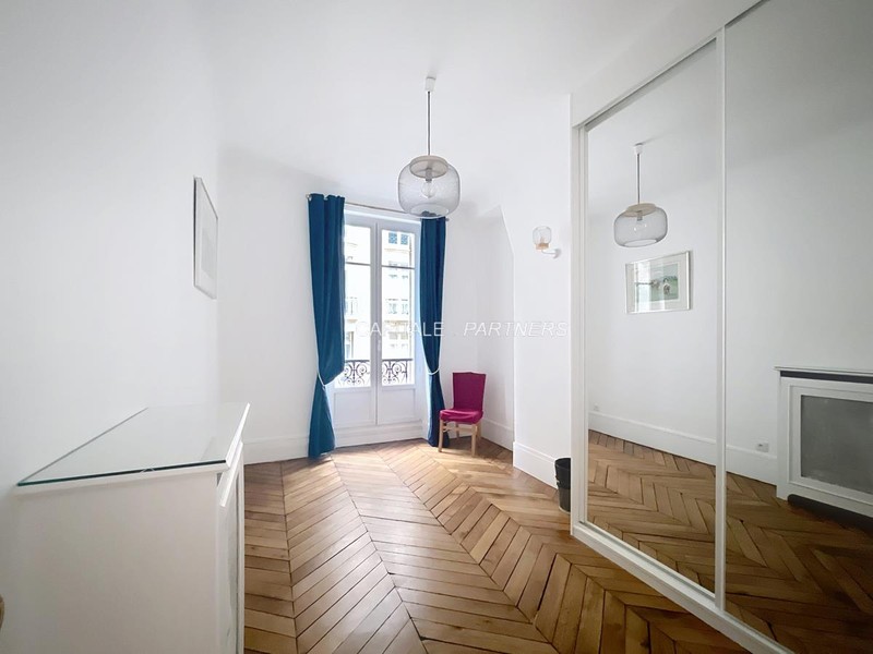 furnished  2 bedrooms Apartment PARIS 8 - 92 m²;
