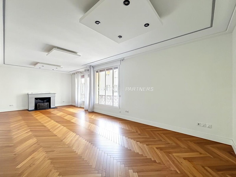  3 bedrooms Apartment PARIS 16 - 131 m²;